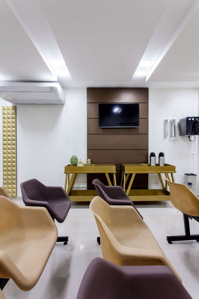 Sala de espera moderna e confortável do Centro Médico